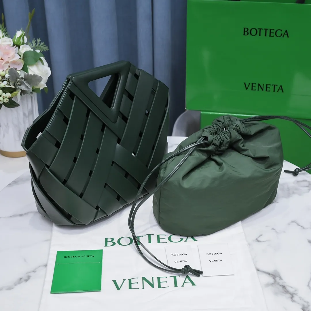 #B家 🔥4042 new autumn and winter styles are here! This is a creative handbag that looks super high-end. French calfskin scissor handbag. The inner bag can be actively used separately. Paper nylon drawstring bag. Magnetic handle opening and closing makes the whole bag calm and practical. Innovative concepts and classics coexist, making you feel the modern realm of art and elegance. Size 31x30.5x17.5, model: 6610#